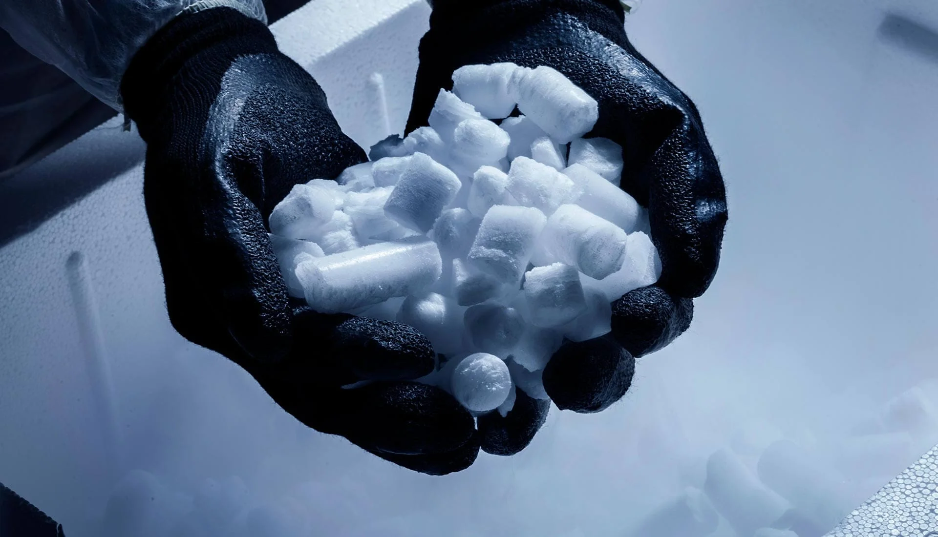 KB - KälteBeratung - Imagebild: Eiswürfel haltende Hände im Handschuh